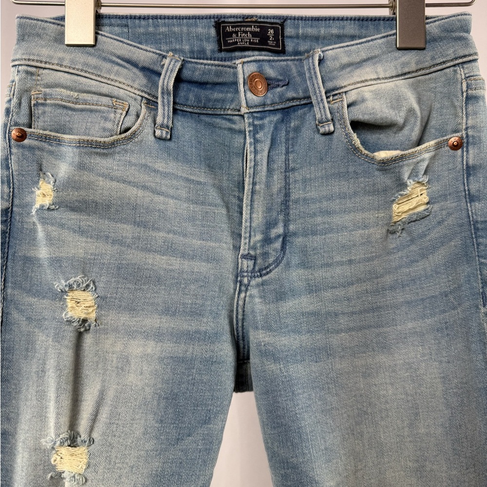 Abercrombie & Fitch Harper Low Rise Ankle Raw Hem Jeans in Distressed Blue 26 2 - Picture 3 of 9
